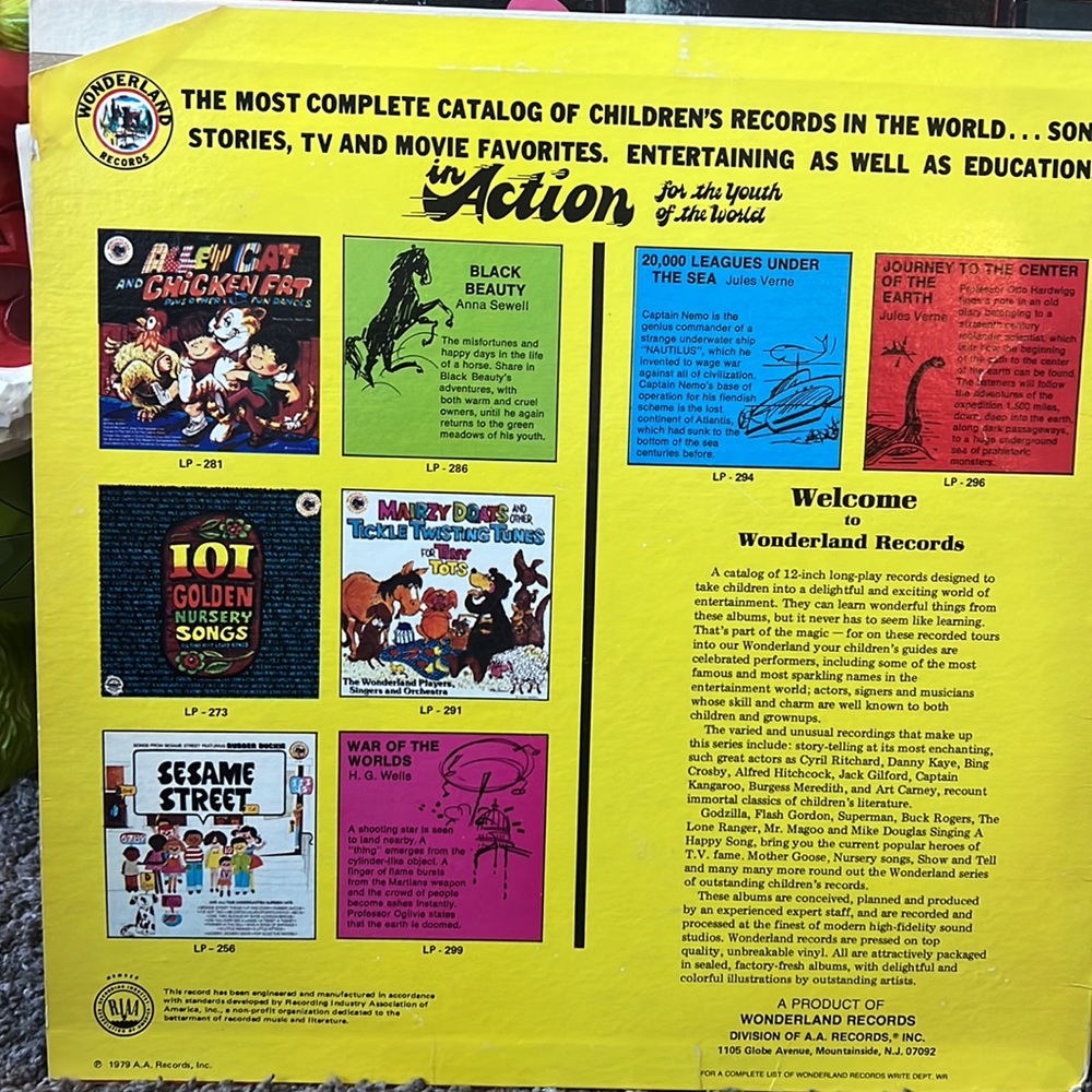 A Golden 🌟 Christmas Sing-A-Long Vinyl Record 🎅🏽 - Picture 3 of 6